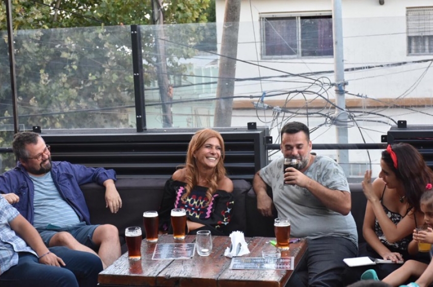 Iniciaron en Avellaneda un singular ciclo de debates políticos en cervecerías