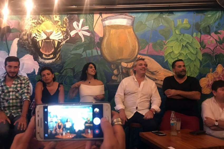 Alberto Fernández se reunió con Victoria Donda y Daniel Menéndez en una cervecería