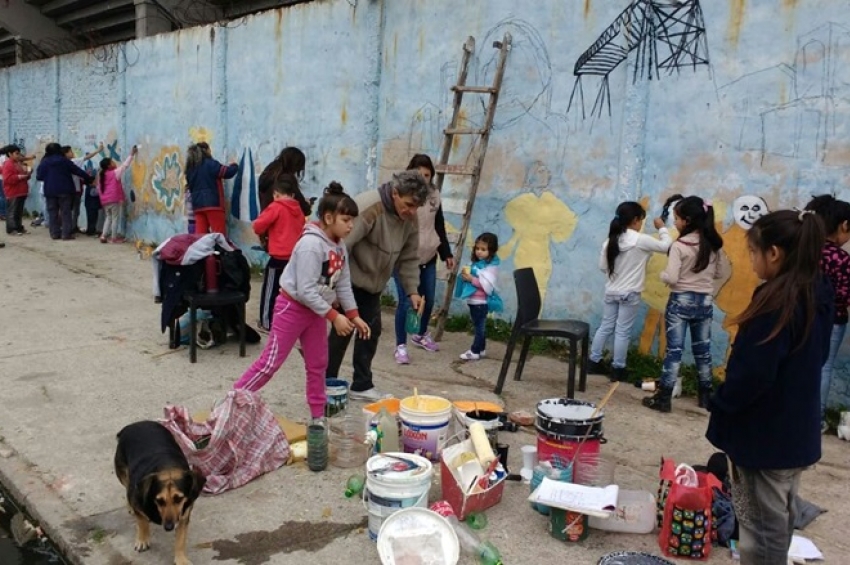 El nuevo cura de Isla Maciel ordenó retirar imágenes de Madres y Abuelas y tapar murales de jóvenes