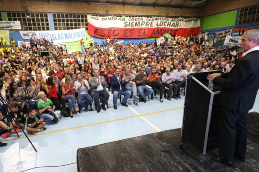 Ferraresi entregó más de 87 millones de pesos en subsidios a escuelas públicas y clubes de barrio